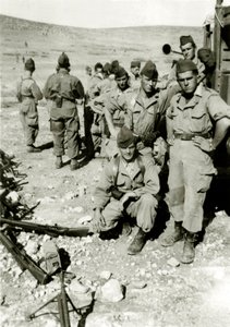 Guerra de Argelia: jóvenes soldados franceses en el Jebel, circa 1960 de French Photographer