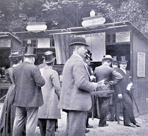 Apuestas antes de la carrera de caballos (siglo XIX). de French Photographer