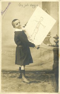 Niño con un dibujo de French Photographer