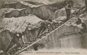 Chamonix - el ascenso del Mont Blanc. Escaladores pasando una grieta de French Photographer