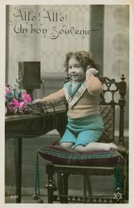 Niño usando teléfono de French Photographer