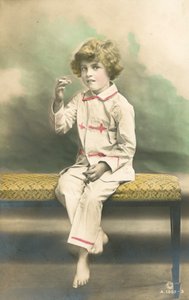 Niño, con pijama, fumando de French Photographer