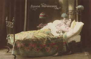 Pareja besándose en la cama de French Photographer