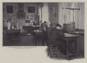 Taller de decoración en la fábrica de porcelana de Sèvres, Francia de French Photographer
