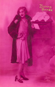 Chica elegante a punto de enviar tarjeta de felicitación de Año Nuevo de French Photographer