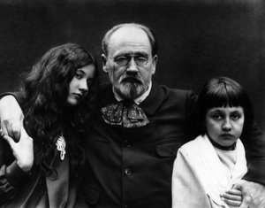 Emile Zola (1840-1902), escritor y periodista francés, en el jardín de Verneuil-sur-Seine (Yvelines) con sus hijos Denise y Jacques. de French Photographer