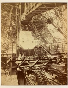 Equipo para operar el sistema de elevación en la Torre Eiffel, c.1888 de French Photographer