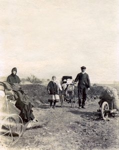 Éxodo de una familia campesina que huye de los combates, cerca de Boulogne-la-Grasse