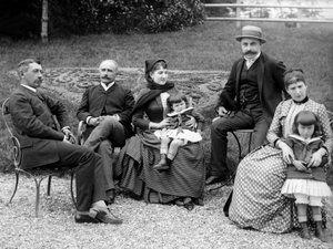 Familia de habitantes urbanos, posando en su jardín, cerca de Bourmont en Haute-Marne, c.1880. Fotografía. Colección Ducos de French Photographer