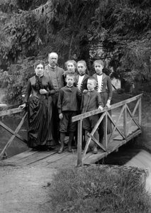 Familia de habitantes urbanos, posando en su jardín, cerca de Bourmont en Haute-Marne, circa 1880. Fotografía. Colección Ducos. de French Photographer