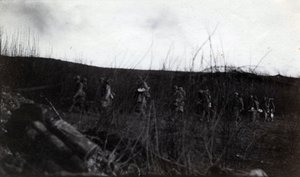 Primera Guerra Mundial (1914-1918): un grupo de soldados marchando en Rocour (Saint Quentin) (Aisne) de French Photographer