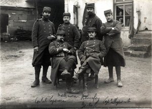 Primera Guerra Mundial (1914-1918): telefonistas y secretarias del Estado Mayor del Coronel Debenedetti (?) granja Laroque cerca de Roye sur Matz (Roye-sur-Matz, Oise). Marzo de 1915 de French Photographer