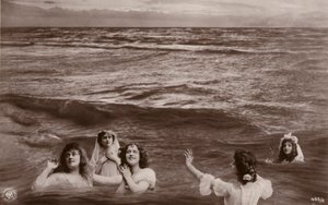 Cinco mujeres vestidas en el mar de French Photographer