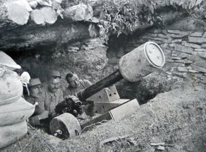 Cañón francés de 48 usado para lanzar minas terrestres, 1915 de French Photographer
