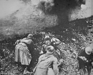 Infantería francesa bajo fuego de la artillería alemana durante la Batalla de Verdún de French Photographer
