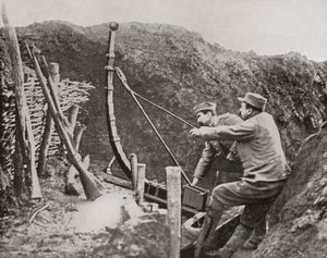 Soldados franceses usando una catapulta para lanzar bombas durante la Primera Guerra Mundial, de The Illustrated War News, 1915 de French Photographer