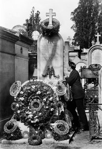 Coronas funerarias y hombre recogido frente a la tumba de Emma Van Der Vliet, Condesa Le Begue De Germiny (1822-1888). Fotografía finales del siglo XIX. Colección Ducos de French Photographer