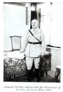 El General Robert Nivelle tomando el mando del ejército en Verdún, mayo de 1916 de French Photographer