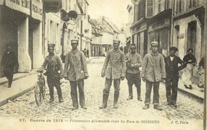 Prisioneros alemanes en las calles de Soissons, Francia, Primera Guerra Mundial