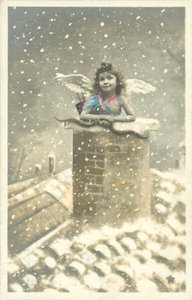 Ángel niña emergiendo de una chimenea en la nieve