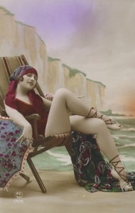 Chica en una tumbona (foto a color)