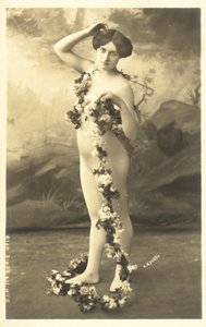 Niña en malla corporal sosteniendo una guirnalda de flores