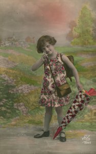 Niña con vestido floral, llevando un cono decorado con flores de French Photographer