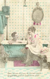Chica, fumando, hablando con hombre en la bañera de French Photographer