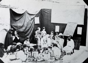 Escuela de niñas en Argelia, 1860 de French Photographer