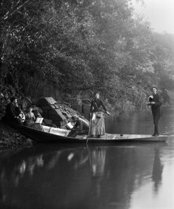 Grupo de amigos, de paseo, descansando en un bote. Fotografía finales del siglo XIX. Colección Ducos de French Photographer
