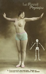 Mujer semidesnuda realizando ejercicios (foto en color) de French Photographer