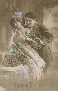 Tarjeta de felicitación de Año Nuevo con pareja romántica sosteniendo muérdago de French Photographer