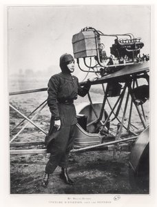 Helene Dutrieu (1877-1961) junto a un avión, antes de 1914 de French Photographer