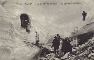 Gruta de hielo y escalera, Glaciar Bossons, Chamonix, Francia (fotografía en B/N) de French Photographer