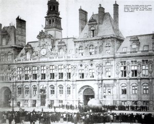 Inflando un globo con las declaraciones de la Comuna adjuntas fuera del Hotel de Ville, París, 3 de mayo de 1871