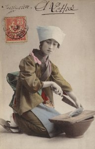 Niña japonesa fileteando pescado