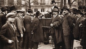 Les petits métiers de Paris: le camelot du boulevard. de French Photographer