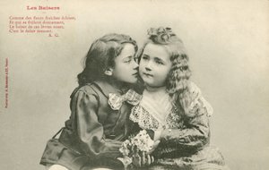 Niño besando a una niña (foto en blanco y negro) de French Photographer