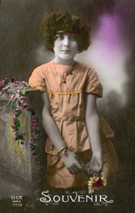 Niña pequeña en naranja
