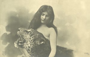 Niña de pelo largo con brazos alrededor de un leopardo de peluche de French Photographer