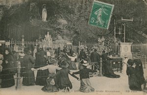 Lourdes, La Gruta Milagrosa. Postal enviada el 28 de marzo de 1913. de French Photographer