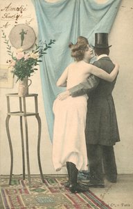 Hombre con sombrero de copa con el brazo alrededor de una mujer medio vestida de French Photographer