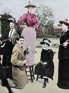 Marcel Proust escritor francés en medio de un grupo de mujeres jóvenes tocando la guitarra con una raqueta de tenis, en el bulevar de tenis Bineau en París, 1892 de French Photographer