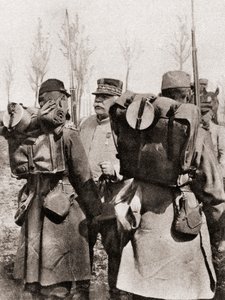 Mariscal Joseph Jacques Césaire Joffre inspeccionando sus tropas, de The Illustrated War News, 1915 de French Photographer