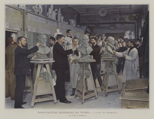 Clase de modelado en la escuela de cerámica de la fábrica de porcelana de Sèvres, Francia de French Photographer