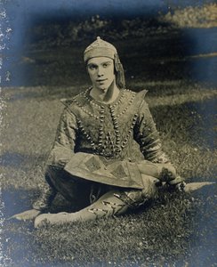 Nijinsky sentado con las piernas cruzadas, vestido de príncipe Igor