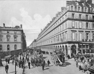 París - La Rue de Rivoli (foto en blanco y negro) de French Photographer