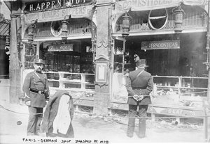 París, tienda alemana destrozada por la multitud, 1914