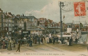 Tren expreso de París en el paseo marítimo de Dieppe de French Photographer