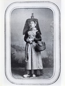 Tarjeta de visita fotográfica mostrando traje regional francés, c.1860-70 de French Photographer
